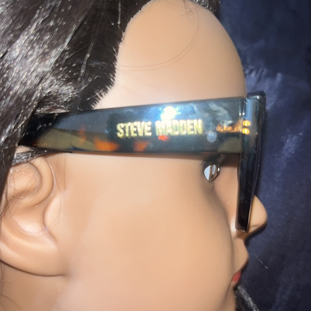 Steve Madden - Picture 3 of 5
